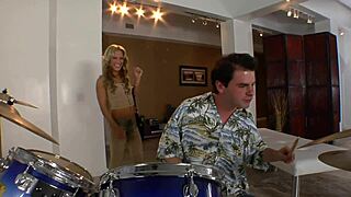 Cockhungry slut gets fucked by couple in quickie