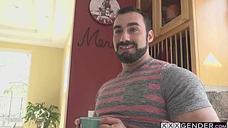 Chlap roztahuje těsný prdel shemale Natalie Mars po hlubokém polknutí!