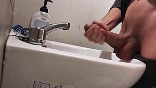 Я кладу яйца на раковину, готовлю огромный член к мощному кончанию.