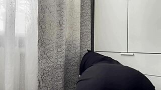 I saw this hot algerian milf gettin' horny while cleanin'