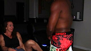 Muscle mama enjoys a quick session