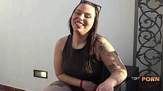 Curvy Claire partide sert göt oyunu ve derin boğaz şovu yapıyor