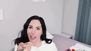 I watch this brunette bitch fuck her selfie stick to orgasm