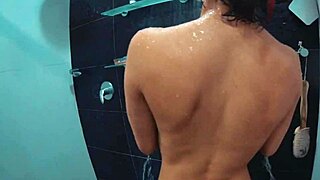 Comendo A Amiga Safada Na Banheira Até Encher De Porra