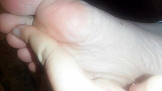 Nicoletta Ha Camminato A Piedi Nudi Per Tutta La Giornata I Suoi Piedini Sono Distrutti