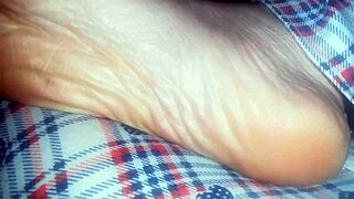 Nicoletta Ha Camminato A Piedi Nudi Per Tutta La Giornata I Suoi Piedini Sono Distrutti