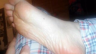 Nicoletta Ha Camminato A Piedi Nudi Per Tutta La Giornata I Suoi Piedini Sono Distrutti