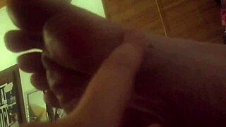 Nicoletta Ha Camminato A Piedi Nudi Per Tutta La Giornata I Suoi Piedini Sono Distrutti