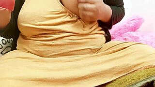 Kamarádova sestra dráždí svými prsy na obnažení