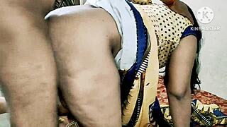 Indická služka dostává hrubý doggy sex!