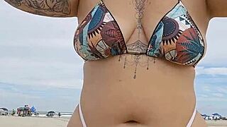 estou usando calcinha na praia pra chamar aten��o dos casados e v� se encontro um pra me fude gostoso