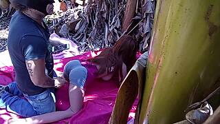 estorano um cusinho sex toy na rua, com vibes públicas e divertidas 😏