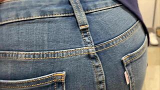 アマチュア日本人彼女のきついジーンズ半脱ぎで激しい1on1突き