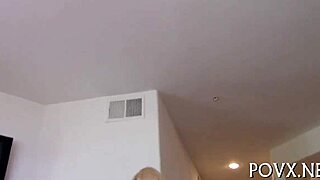 Непослушная красотка одержима лизанием яиц в дикой POV