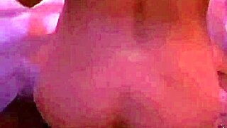 Suročna strast v domači savni z lepo latinsko amaterko prvič