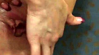 Podobenství teen 18+ lesbičky třou holé kundičky s tvrdými bradavkami pořád