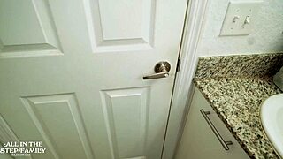 J'ai couru à la maison pour aider mon beau-fils mais j'ai fini par le baiser lol.