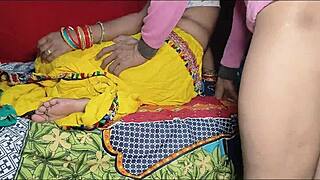 Rádžasthánská bhabhi si užívá divoký assfucking po svlečení lehenga