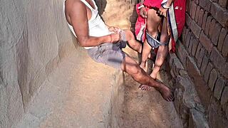 Indiase schattige stiefzus bedriegt met vriendje in stiekeme anaal creampie