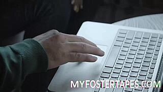 פוסטר לומד שיעור קשה על שמירת סודות בחדר השינה