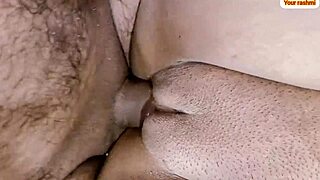 Horká sexy indická dívka tvrdě šuká s nejlepší kamarádkou