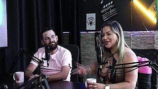 Ela se cítí žárlivě, ale její manžel ji nenechá zatoulat, šuká análně v autě s Juli Figueiró a Felipe Larrossa.