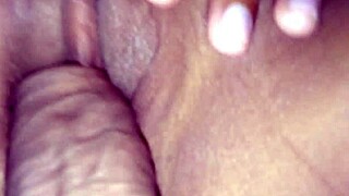 เอาควยแหย่หีเพื่อนสาวจนแตกใน