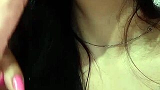 LA MOROCHA ES UNA PUTITA GOLOSA SUCKING DILDO