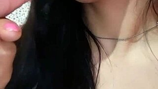 LA MOROCHA ES UNA PUTITA GOLOSA SUCKING DILDO