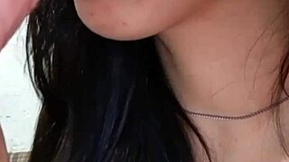 LA MOROCHA ES UNA PUTITA GOLOSA SUCKING DILDO