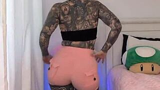 Melody Radford tries on gym tights!