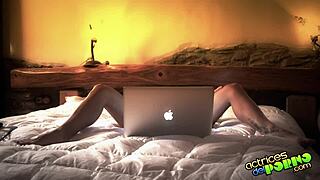 she performs blowjob on webcam in spanish