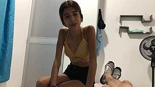 mi hermanastra peque�a entra a mi cuarto a pedirme que por favor la deje chuparme la polla -historia completa 😏