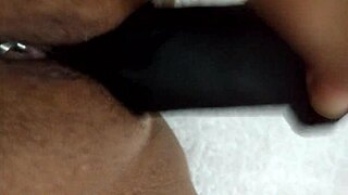 Esposa brincando com consolo