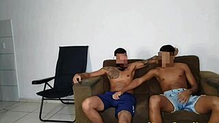 pausa no filme para sexo na sala com pauzão de 22cm