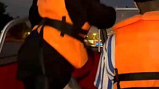 Piger overrasker fyr på båden med dyb rør-sug i asiatisk 18+ gruppe