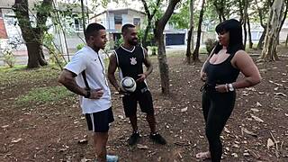 fui devorada por jogadores do meu time com dupla penetração e anal selvagem