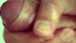 Ea se distrează solo în close-up