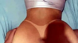 Comendo esposa cavala com marquinha de quatro gemendo gostoso in amateur big ass sex.