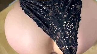 Roga žena se vraća s posla željna ogromnog kurca za svoje tijesno tijelo. Zadirkujući u štiklama prije nego što se pojebe.