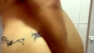 Detrás De Cámaras De Un Trío Hombre Mujer Hombre También Te Orinas En La Ducha