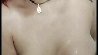 Detrás De Cámaras De Un Trío Hombre Mujer Hombre También Te Orinas En La Ducha