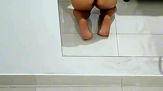 Novinha Chupando Pica Com Vontade Escondido Enquanto Os Pais Est�o Descansando No Quarto Ao Lado