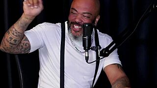 Známa v městě, táta vidí nahé video, dostane kundičku do prdele, nevydrží silný sex a ex - faroraf na červeném sheeru