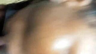 Αφρικανίδα 18+ δείχνει χοντρά χείλη πίπα deepthroat και καταπίνει χύσιμο