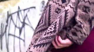 Patricinha da buceta rosa subindo o morro louca de tesão pra dar a bucetinha 😈