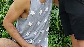 mamou o agricultor dotado no meio da ração e seu amigo filmou tudo