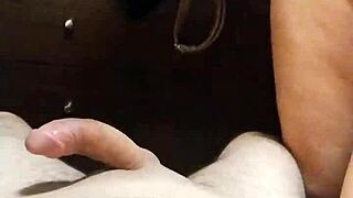 Milf med stor kurvig rumpe og enorme pupper i hjemmelaget video ser fantastisk ut