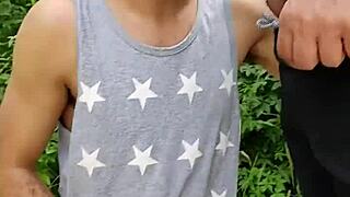 mamou o agricultor dotado no meio da ração e seu amigo filmou tudo