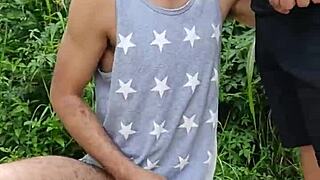 mamou o agricultor dotado no meio da ração e seu amigo filmou tudo